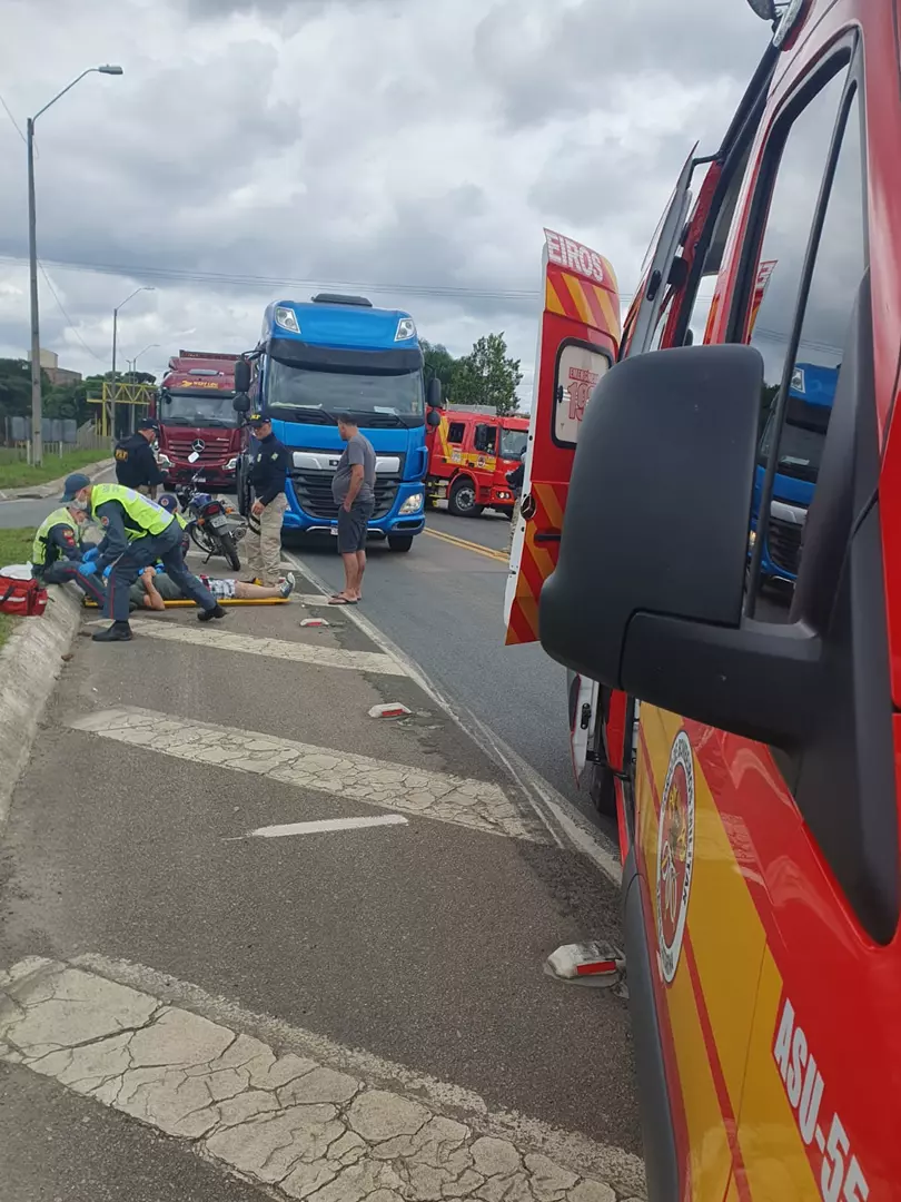 Colisão entre Caminhão e Motocicleta na BR-116 em Mafra Deixa Motociclista Ferido